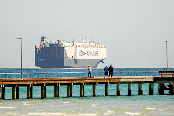 HOEGH AUTOLINERS SHIP BROKEN 08-10-2015