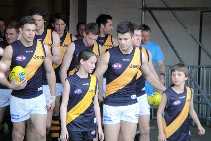 Richmond_players_run_out